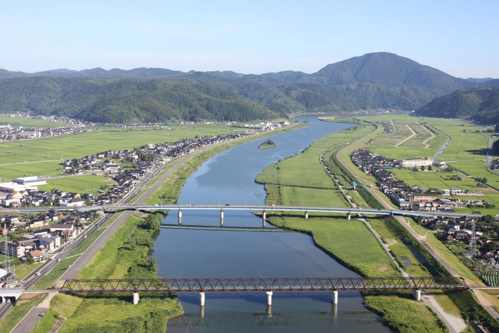 上空からみた円山川の写真